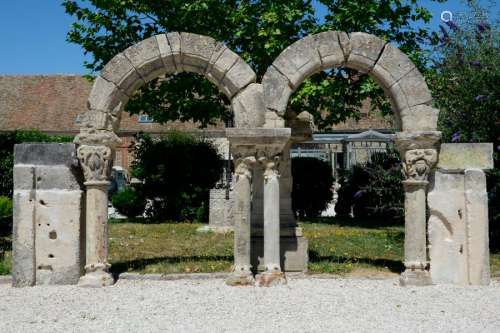 Double arcature en pierre. Colonnes doubles à chap…