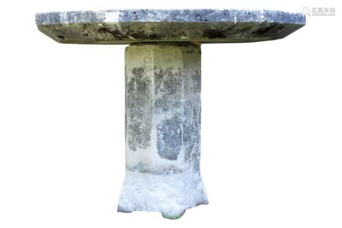 Table en pierre à plateau monolithe octogonal sur …