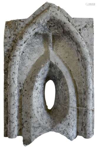 Fenestron sculpté en pierre, orné d'un Christ en c…