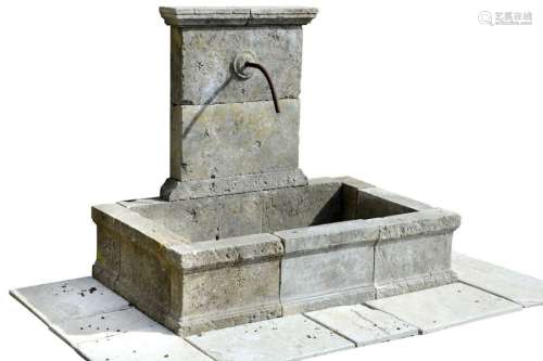 Fontaine murale en pierre de Lecce. Le fronton est…