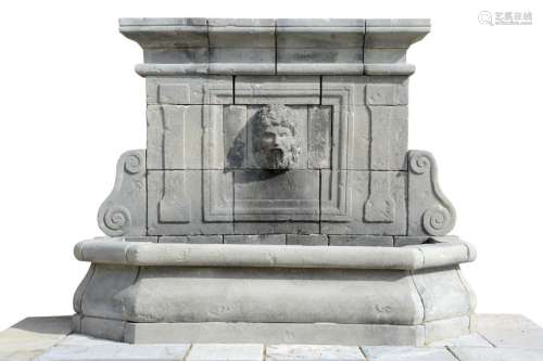 Fontaine murale en pierre de Lecce. Le fronton, su…