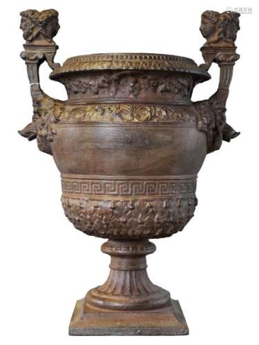 Rare vase en fonte en forme de cratère à  anses re…