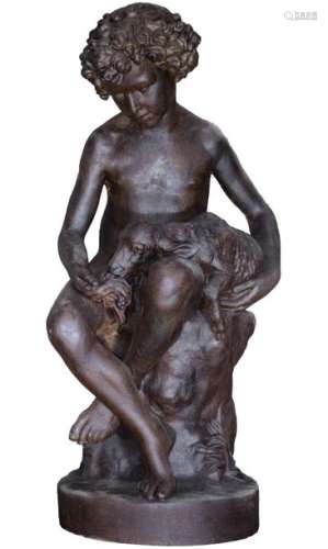 Statue en fonte représentant un jeune garçon nourr…
