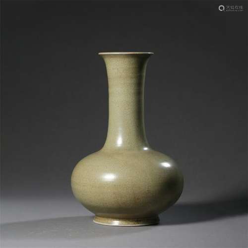 CHINESE PORCELAIN CELADON GLAZE VASE