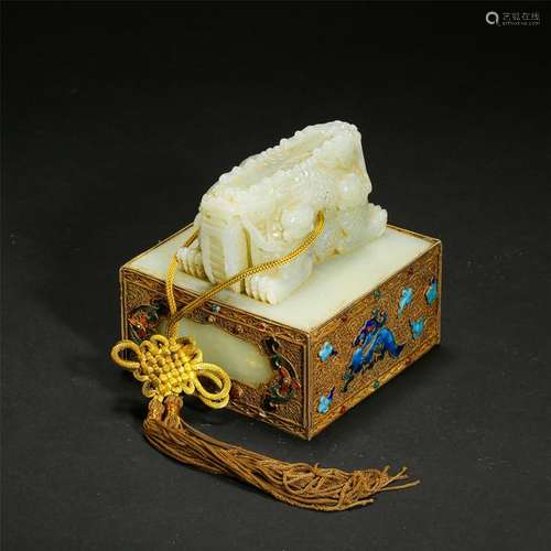 CHINESE WHITE JADE BEAST SEAL WITH GILT SILVER ENAMEL