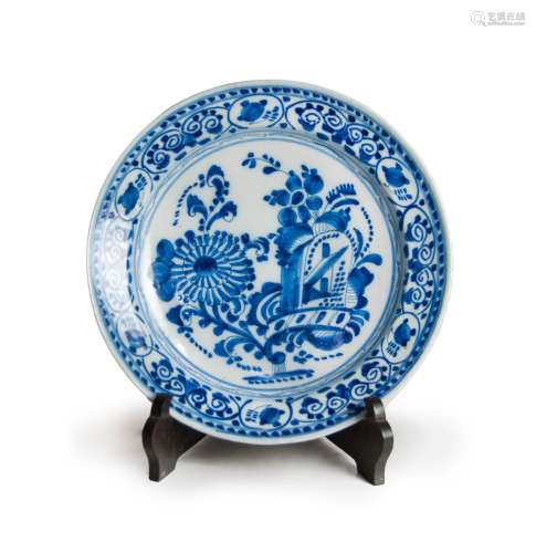 BLUE AND WHITE PLATE FLORAL PATTERN