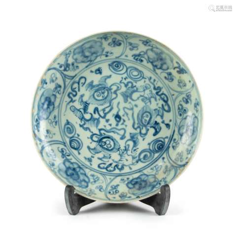 CHINESE BLUE AND WHITE PATTERN DISH