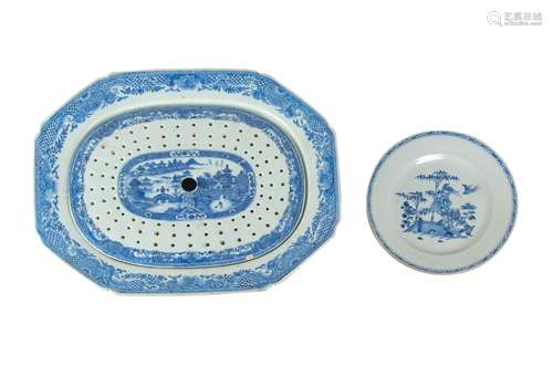 PAIR OF BLUE AND WHITE DISH AND TEA SERVER