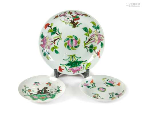 GROUP OF THREE FAMILLE ROSE DISHES