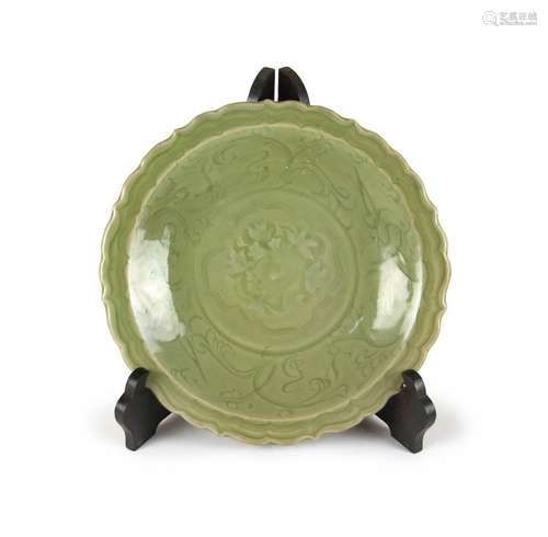 A RARE LONG QUAN CELADON BARBED-RIM CHARGER