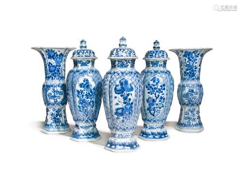 CHINESE BLUE AND WHITE PORCELAIN ALTAR SET