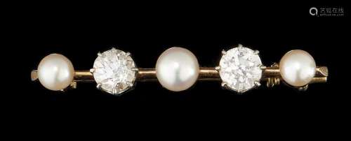 Broche barrette sertie de trois perles alternées de deux diamants