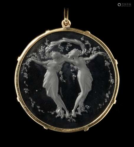 R. Lalique, pendentif rond à motif de deux muses en intaille Or