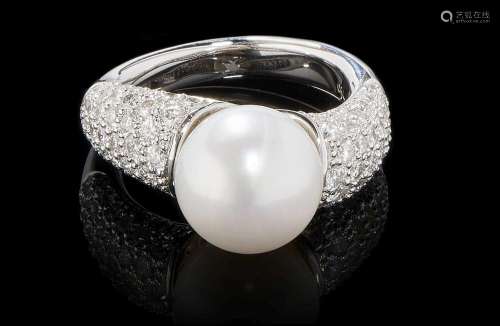 Bague sertie d'une perle épaulée d'un pavage de diamants (env. 1,