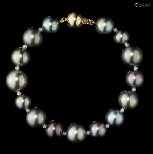 Bracelet de perles de Tahiti (D env. 8,5 à 12 mm) alternées de pe