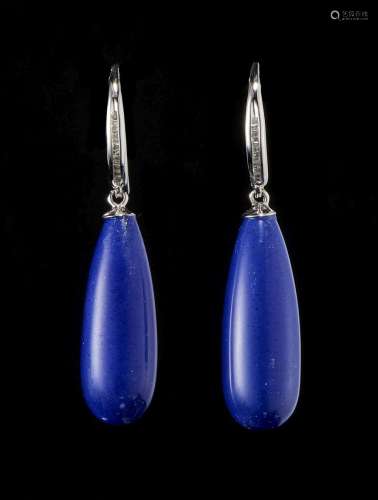 Boucles d'oreilles retenant des gouttes de lapis-lazuli rehaussée