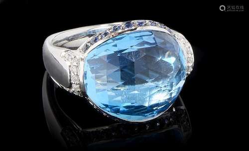 Bague sertie d'une topaze bleue taille fantaisie rehaussée de sap