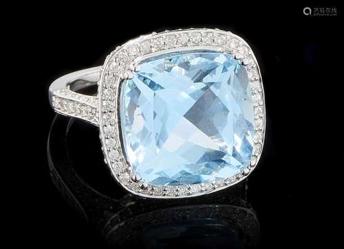 Bague sertie d'une topaze bleue (env. 15 ct) entourée de diamants