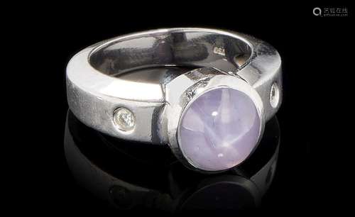 Bague sertie d'un saphir étoilé violet en cabochon (env. 7 ct) ép