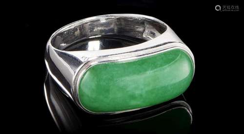 Bague sertie d'un jade cabochon Or gris 750, doigt 61-21, 9 g