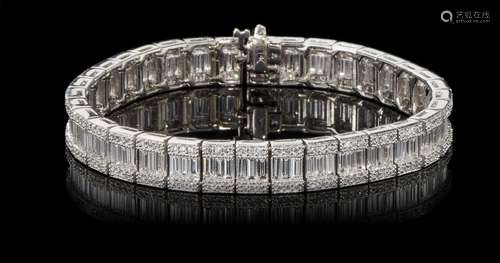 Bracelet rivière serti de diamants taille baguette entourés de de