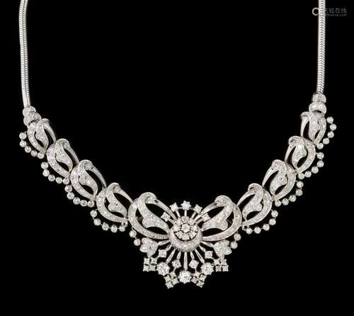 Collier orné d'un motif serti de diamants (env. 3,5 ct) Or gris