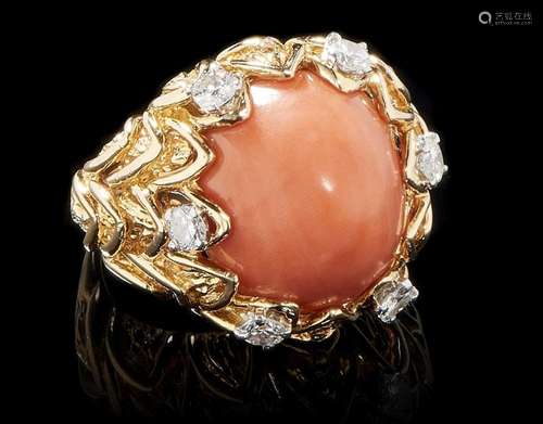 Van Cleef and Arpels, attr. à, bague sertie d'un corail en pain d