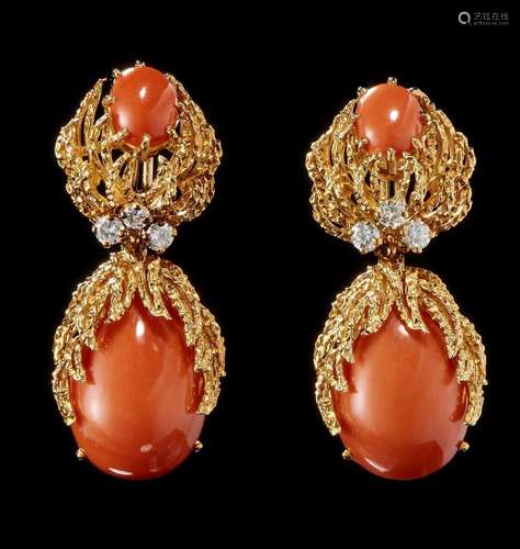 Van Cleef and Arpels, boucles d'oreilles serties de corail en cab