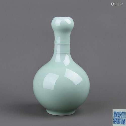 A CELADON-GLAZED VASE.MARK OF QIANLONG