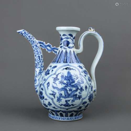 A BLUE AND WHITE 'DRAGON' EWER.ANTIQUE