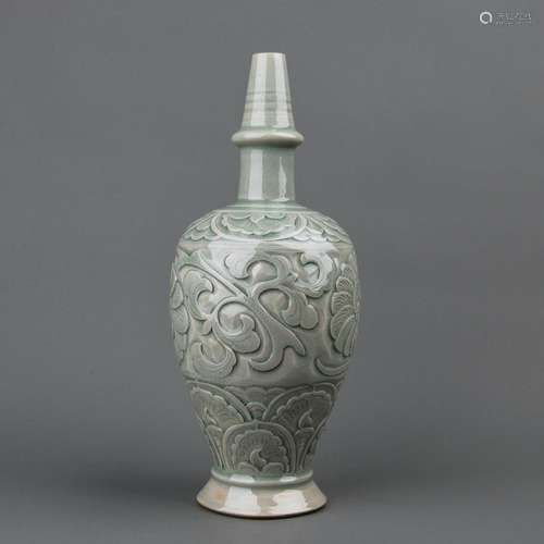 A CARVED YAOZHOU VASE.ANTIQUE