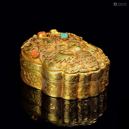 A CARVED GEM'S INLAID GOLD BOX AND COVER.ANTIQUE