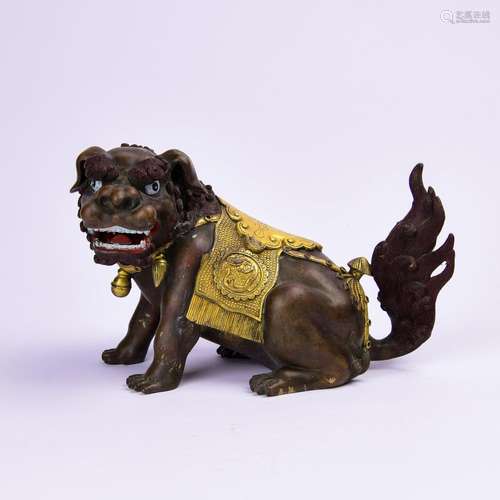 A CARVED GILT-BRONZE FIGURE OF LION.ANTIQUE