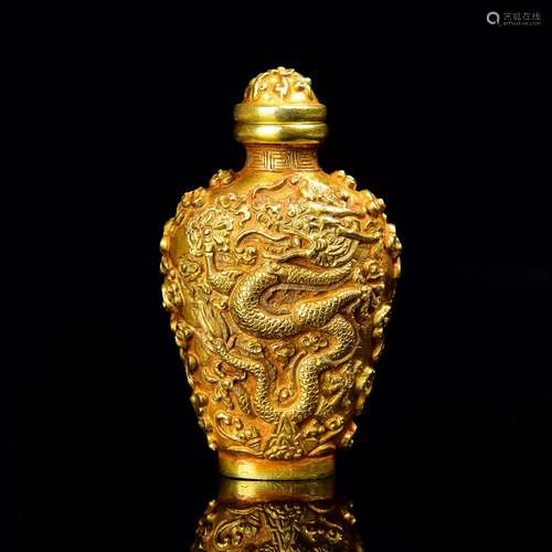 A CARVED GOLD 'DRAGON' SNUFF BOTTLE. ANTIQUE