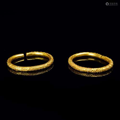 A PAIR OF GOLD BANGLES.ANTIQUE