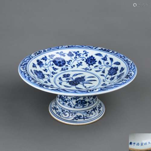 A BLUE AND WHITE DISH.ANTIQUE