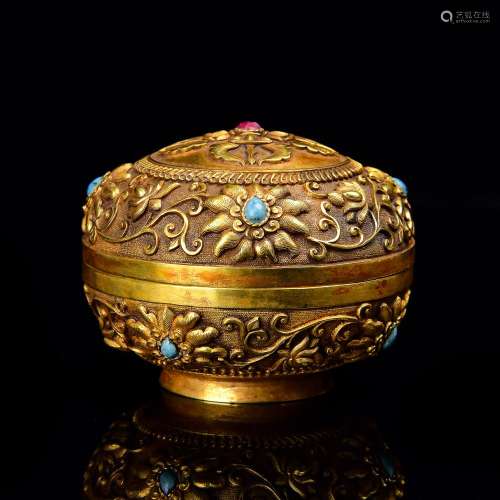 A CARVED GEM'S INLAID GILT-SILVER BOX AND COVER.ANTIQUE