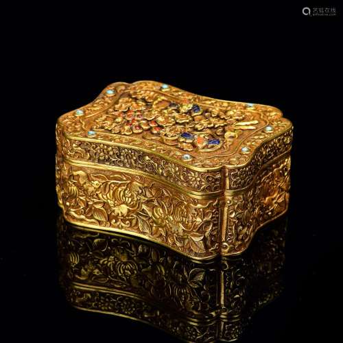 A CARVED GEM'S INLAID GILT-SILVER BOX AND COVER.ANTIQUE
