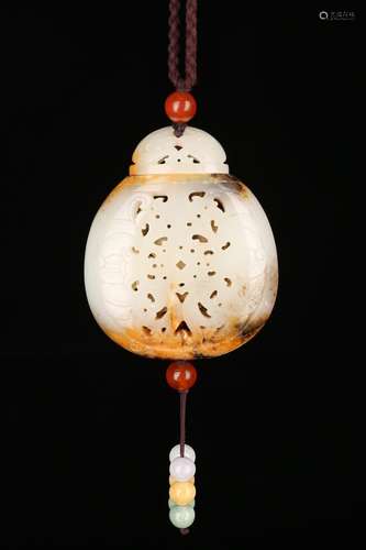 A CARVED WHITE JADE PENDANT