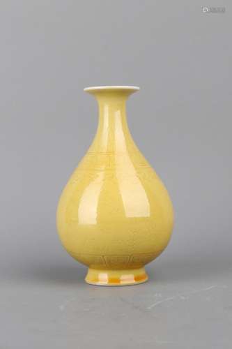 AN INCISED YELLOW-GLAZED YUHUCHUNPING.MARK OF QIANLONG