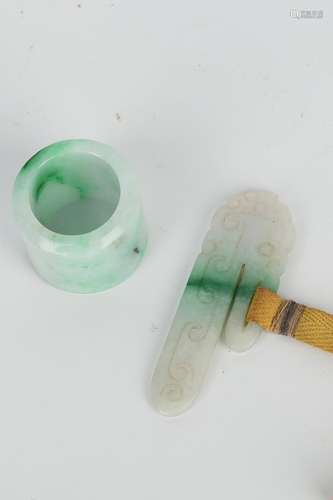 A JADEITE ARCHER'S RING.ANTIQUE