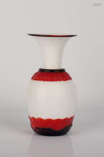 A RED-BLACK OVERLAY WHITE GLASS VASE.ANTIQUE