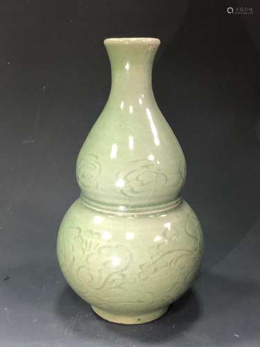 A CELADON-GLAZED DOUBLE-GOURD VASE.ANTIQUE