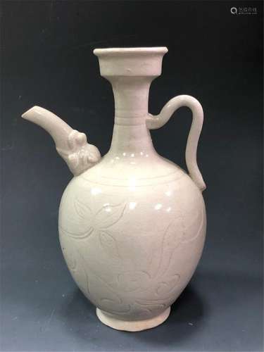 A CARVED DINGYAO EWER.ANTIQUE