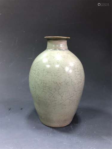 A GUAN-TYPE VASE.ANTIQUE