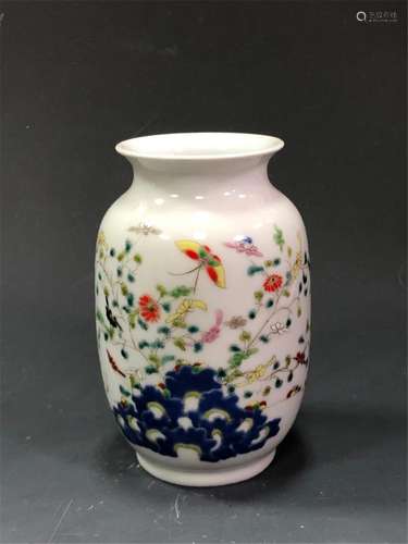 A WUCAI VASE.ANTIQUE