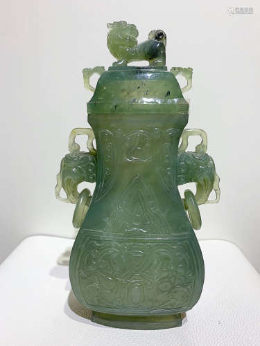 A JADE VASE WITH PATTERN