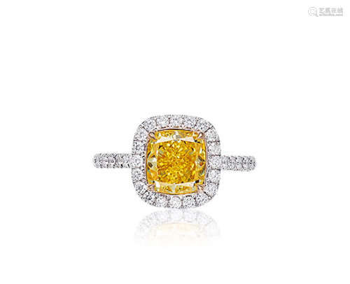 2.05克拉艳彩黄色钻石配钻石戒指
