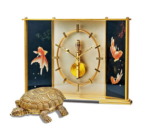 积家 一组两件镀金黄铜座钟附金鱼图案，及乌龟摆设盒，年份约1980