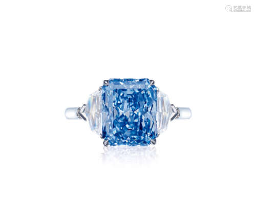 3.88克拉艳彩蓝色钻石配钻石戒指，净度内部无瑕
